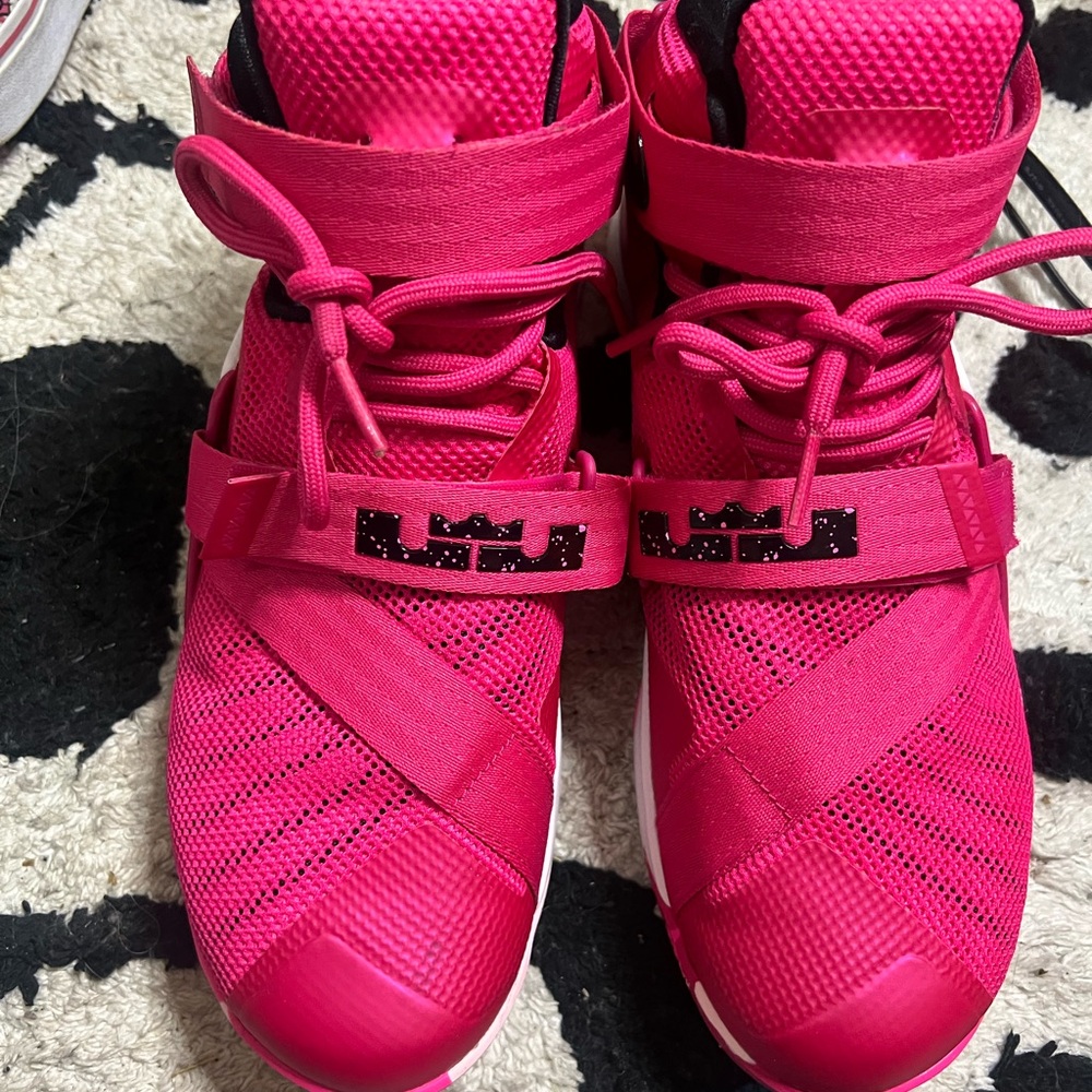 Nike lebron breast cancer edition
